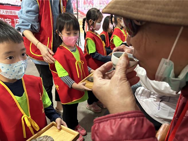 华山基金会屏东县现正面临「照顾需求增多、但募款减少」的窘境，竹田爱心天使站22日举办感恩茶会，并发起2024年常年认助计画，期盼各界响应，每月1250元、1年1万5000元，一起守护独老。（谢佳潾摄）