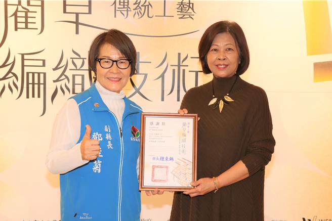 副县长邓桂菊颁发吕锦霞艺师感谢状。（苗栗县政府提供／李京升苗栗传真）