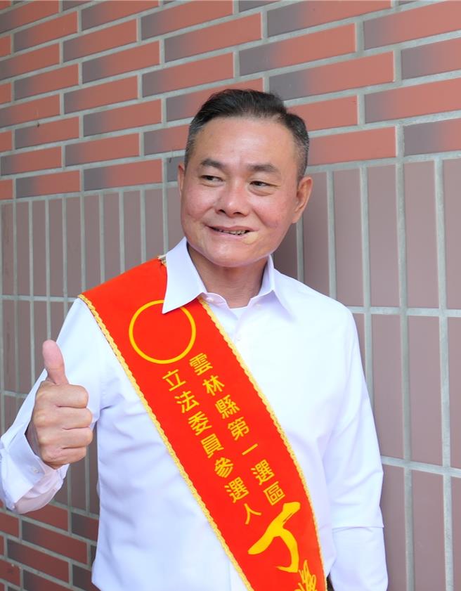 雲林縣台西鄉「海口生活館」荒廢1年多，立委參選人丁學忠提出活化願景。（張朝欣攝）