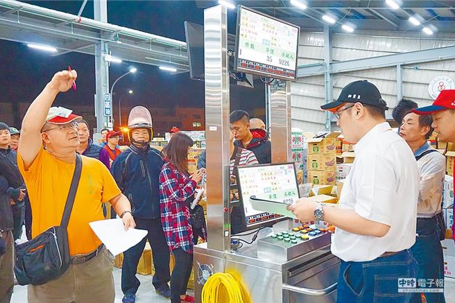 新北市果菜運銷公司疑似有多名拍賣員涉嫌利用拍賣交易中飽私囊。圖為新北果菜市場。（資料照）