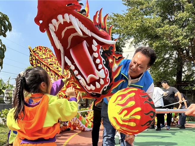 苗栗市长邱镇军与孩童开心互动。（苗栗市公所提供／李京升苗栗传真）