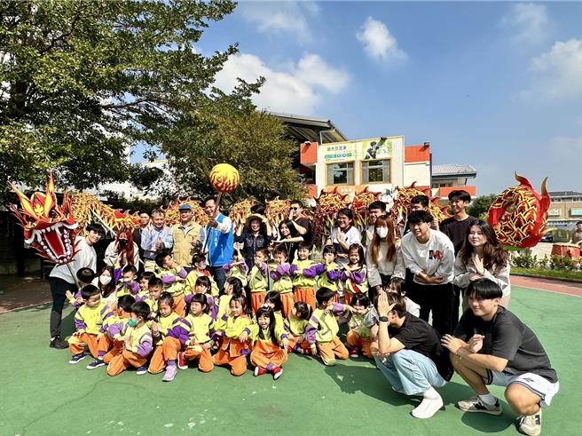 苗栗市长邱镇军与眾人合影留念。（苗栗市公所提供／李京升苗栗传真）