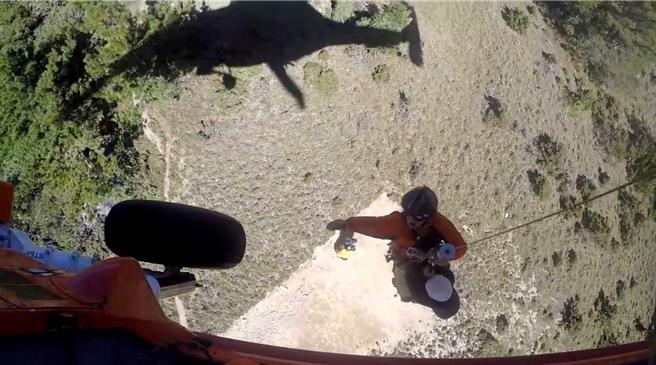 44岁陈姓女山友登马博拉斯横断，今却出现上吐下泻症状，疑似高山症，经空勤总队出动直升机，成功将人吊挂下山送医。（空勤总队提供／罗亦晽花莲传真）