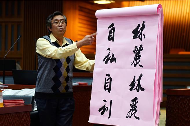 国民党宜兰县议员杨弘旻今天抨击林丽，指林滥用特权移除消防栓。（李忠一摄）