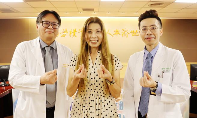 邓小姐经嘉义长庚医院关节重建科医师彭国狄（左）、陈俊良（右）执行「比基尼线切口正前位髋关节置换手术」后，目前已恢復正常生活。（吕妍庭摄）