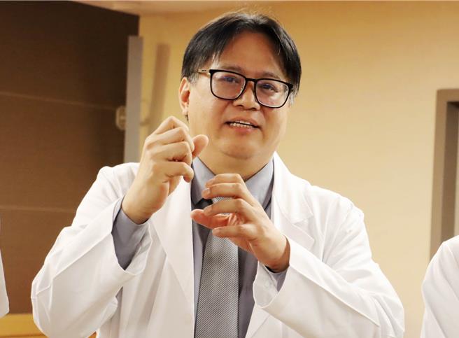 嘉义长庚医院关节重建科医师彭国狄说明如何透过手术，为长短脚病人减去两脚5公分差距。（吕妍庭摄）