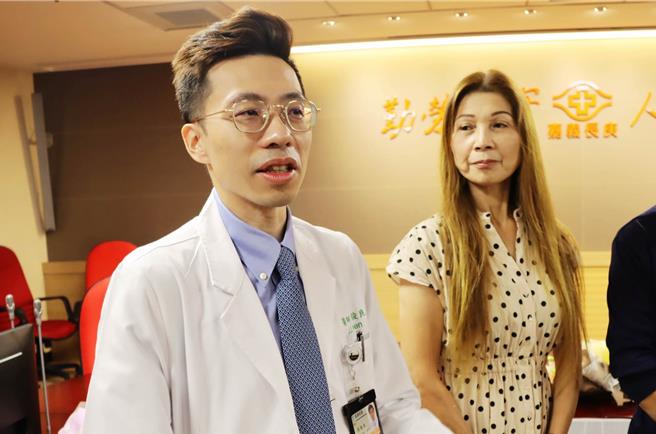 嘉义长庚医院关节重建科医师陈俊良说，进行比基尼线手术时，因随时要照X光，所以医护人员全程会穿着铅衣。（吕妍庭摄）