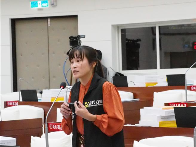 新竹市議員廖子齊22日指夾娃娃機店遍地開花，有未登記黑數及內容物疑有18禁產品等未受規範，要求市府加強把關。（陳育賢攝）