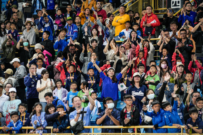 熱情球迷湧入台北田徑場。（中華足協提供）