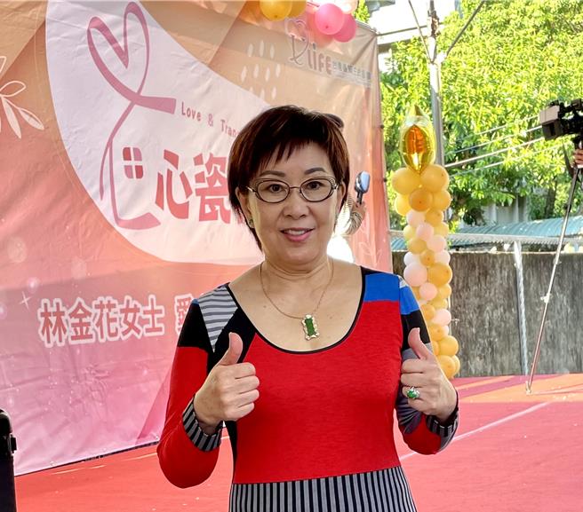 林志颖妈妈林金花捐赠义卖作品近340万。（林淑娟摄）