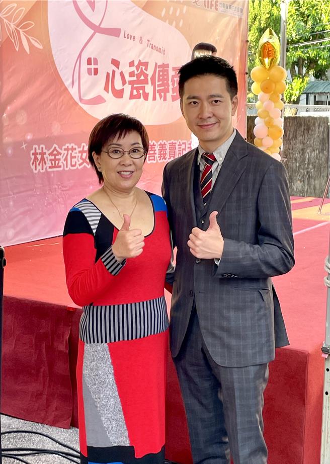 林志颖妈妈林金花、弟弟林志鑫出席公益捐赠记者会。（林淑娟摄）