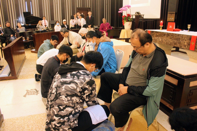 圣约翰科技大学举办成年礼，成年同学为父母洗脚，提醒同学保持孝顺和感恩的品德。(照片/圣约翰科技大学提供)