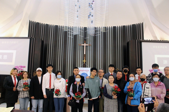 同学向家长致上花礼，感谢父母养育之恩，家长收到花礼时脸上浮现笑容与感动。(照片/圣约翰科技大学提供)