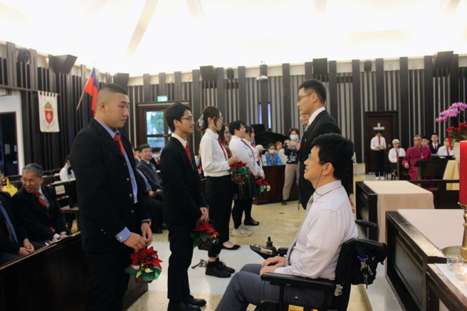 成年礼中的「谢师恩」由各班代表向导师们献上花礼，感念老师的陪伴与教导。(照片/圣约翰科技大学提供)