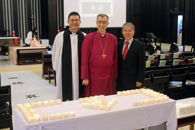 「点烛立愿」仪式后，吴兴祥校牧（左）、张员荣主教（中）及唐彦博校长（右）合影。(照片/圣约翰科技大学提供)