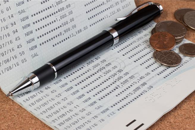 徐女將銀行帳戶賣給詐團，不僅自己被判刑，還要賠償被害人1299萬元。（示意圖／shutterstock）