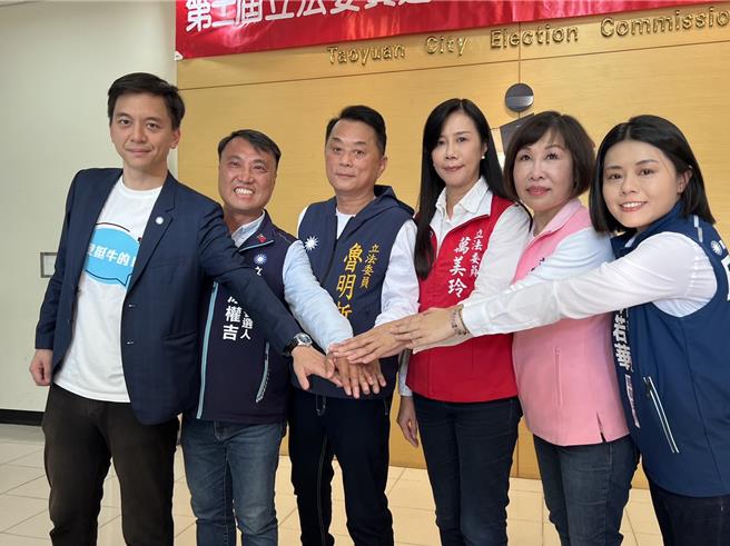 国民党6名桃园立委参选人22日在桃园府会议会龙头等人陪同下赴选委会登记造势。（蔡依珍摄）