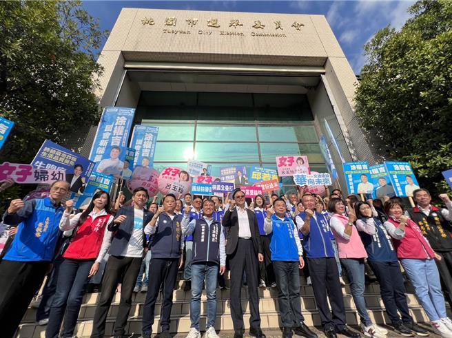 国民党6名桃园立委参选人22日在桃园府会议会龙头等人陪同下赴选委会登记造势。（蔡依珍摄）