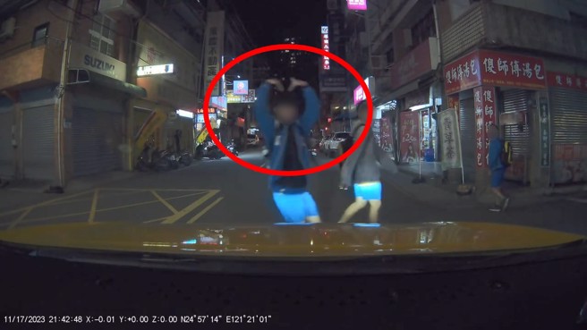 轿车驾驶礼让学生过马路，学生手举爱心快速通过。（翻摄爆废公社）