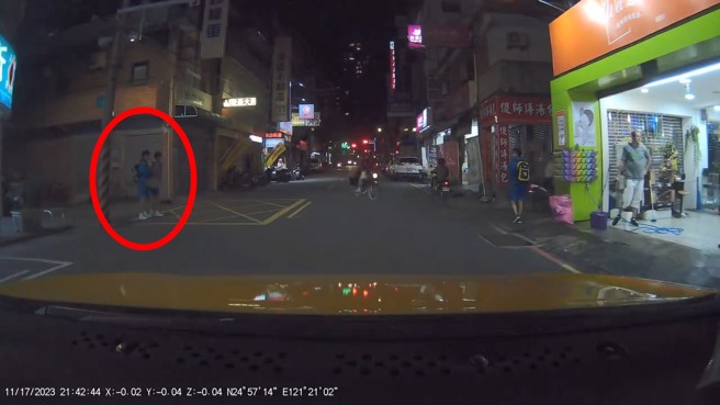 轿车驾驶远远就看到学生要过马路，煞车礼让。（翻摄爆废公社）