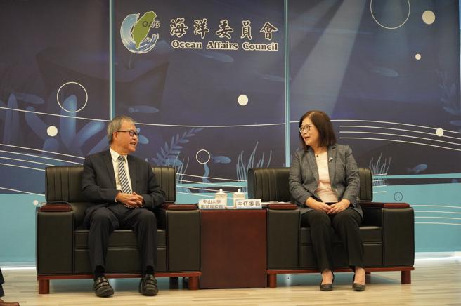 鄭英耀（左）、管碧玲交流。（圖片來源：海委會提供）