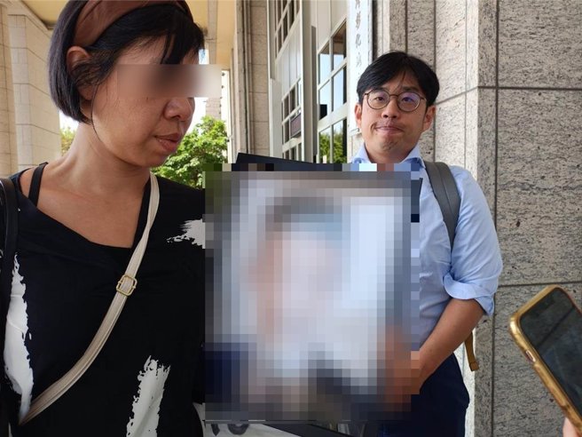  今年2月辛姓女子載著1雙兒女，開車行經國道1號204Ｋ彰化路段時，發生嚴重車禍，車上5歲兒子當場噴飛慘死，事發9個月後辛女（左）帶著兒子的遺照現身法院調解。（民眾提供／吳建輝彰化傳真）