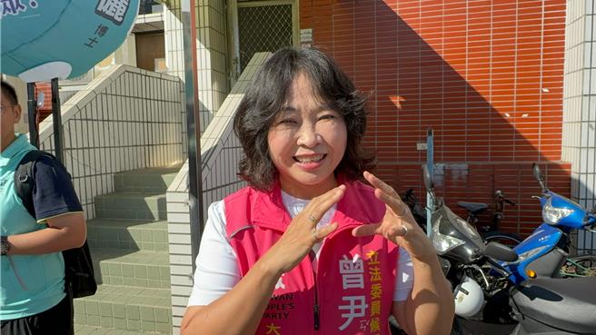 國民黨高雄7小雞21日聯合登記造勢，未被邀請的民眾黨曾尹儷也自行到場陪同。（柯宗緯攝）