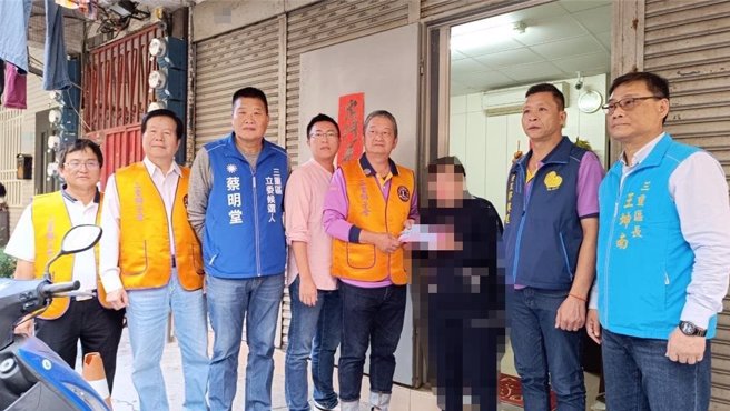 新北市议员王威元（左四）接获陈情后，协助媒合公私部门，给予弱势母子协助，盼他们能解决燃眉之急。（新北市议员王威元服务处提供／吕健豪新北传真）