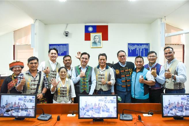 泰武乡公所建置全国首创族语同步口译设备，22日进行启用及同步口译示范。(原民会提供／林和生屏东传真)