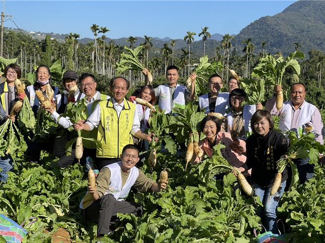 埔里镇公所22举行「食在好有趣－嘿呦嘿呦拔萝卜」记者会，邀良显堂基金会志工优先拔萝卜做公益。（杨静茹摄）