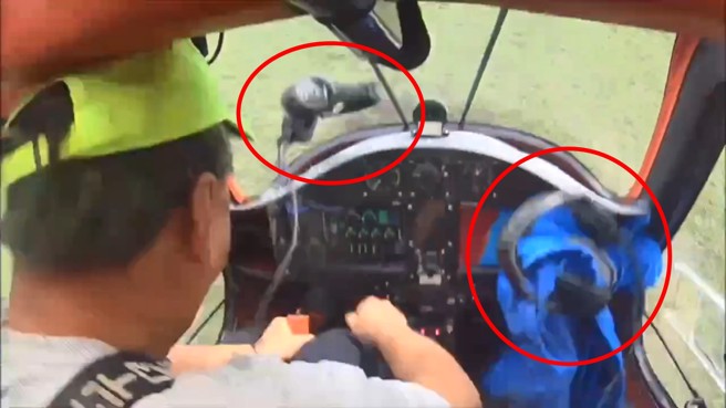 轻航机降落发生翻覆意外，影片中可以看到衝击力道，连物品耳机都往前方飞。（翻摄爆料公社）