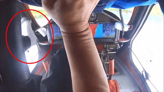 轻航机翻覆，驾驶连鞋子都掉了。（翻摄爆料公社）