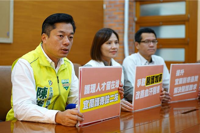 民进党宜兰县立委参选人陈俊宇（左一）今天与民进党宜兰县议员吕惠卿（左二）、谢正信（左三）等人，提出医疗政见。（李忠一摄）