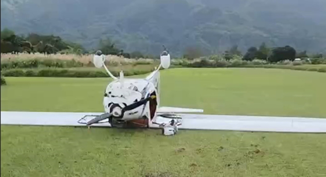 轻航机翻覆，机腹朝天所幸无人伤。（翻摄爆料公社）
