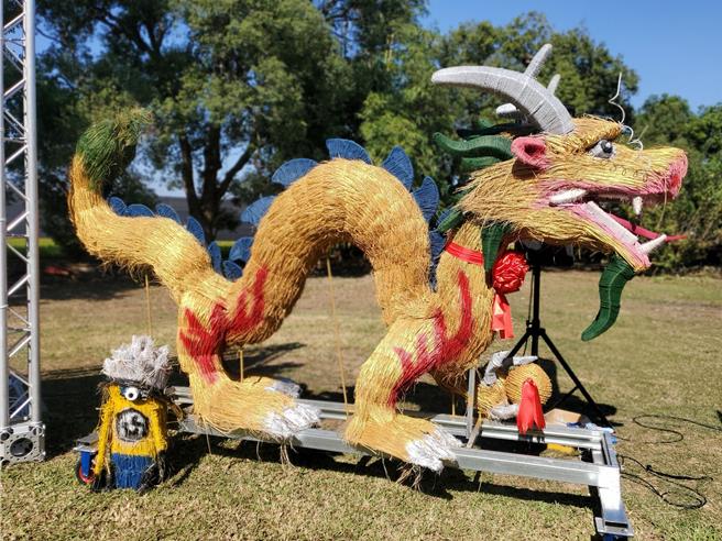 大埤乡三结村以稻草装置艺术而出名，图为今年村民编织的「五彩金龙」，左下角是小小兵。（周丽兰摄）