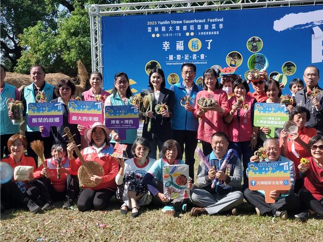 大埤乡公所今（22日）在三结村的稻香园举行宣传记者会，副县长谢淑亚、文观处长陈璧君、城乡处长林长造、肉品市场副总经理邱良阅、大埤乡代表多人出席示范绑酸菜乾、DIY稻谷别针。（周丽兰摄）