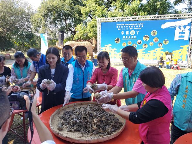 大埤乡公所今（22日）在三结村的稻香园举行宣传记者会，副县长谢淑亚、文观处长陈璧君、城乡处长林长造、肉品市场副总经理邱良阅、大埤乡代表多人出席示范绑酸菜乾、DIY稻谷别针。（周丽兰摄）