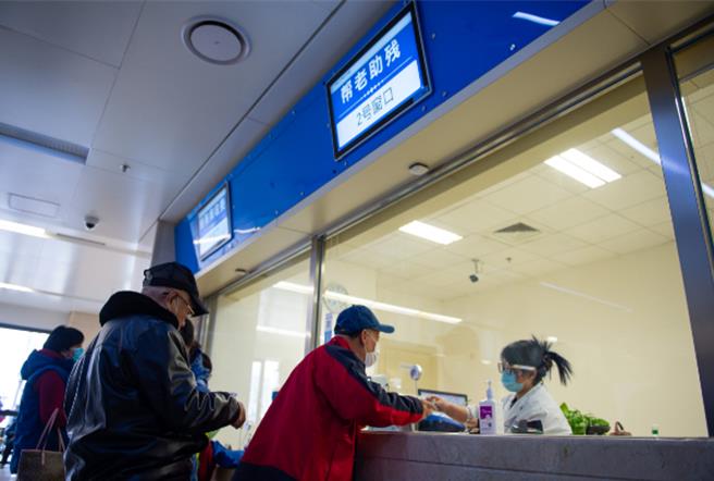 看病三分钟、排队三小时怎么破？大陆央媒呼吁看病缴费「码」上办39岁CEO开赌场！。（新华网）