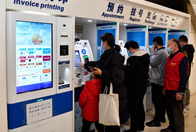 看病三分钟、排队三小时怎么破？大陆央媒呼吁看病缴费「码」上办39岁CEO开赌场！。（新华网）