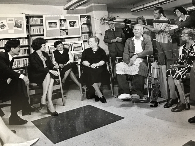 作者陪同卡特夫人参加老人座谈会。（图文：高资敏）