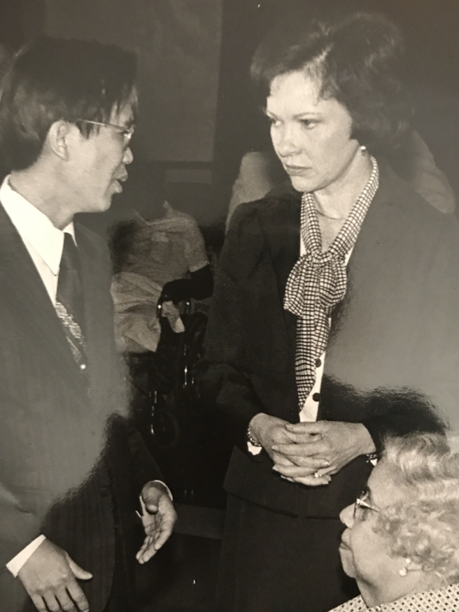 作者与卡特夫人对话，卡特夫人凝神静听。（图文：高资敏）