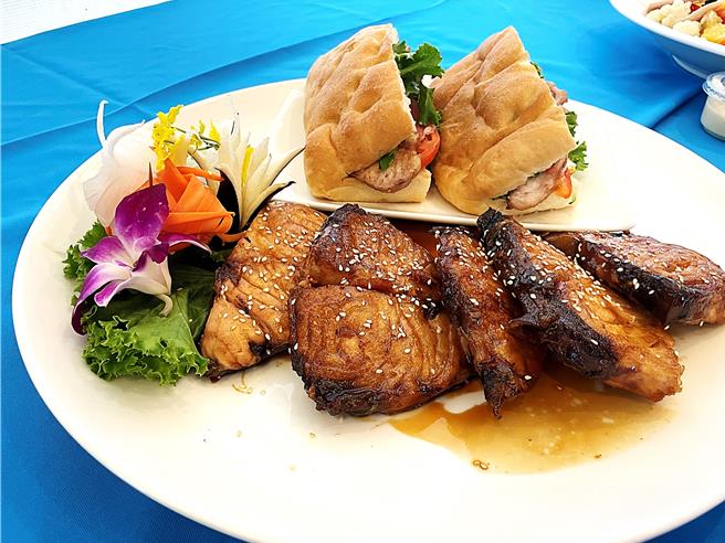 今年「東海岸旗魚季」活動除了安排群星旗聚金曲宴超強卡司，並有結合新港漁港在地旗魚特色菜色的1500人辦桌的饗宴。（蕭嘉蕙攝）