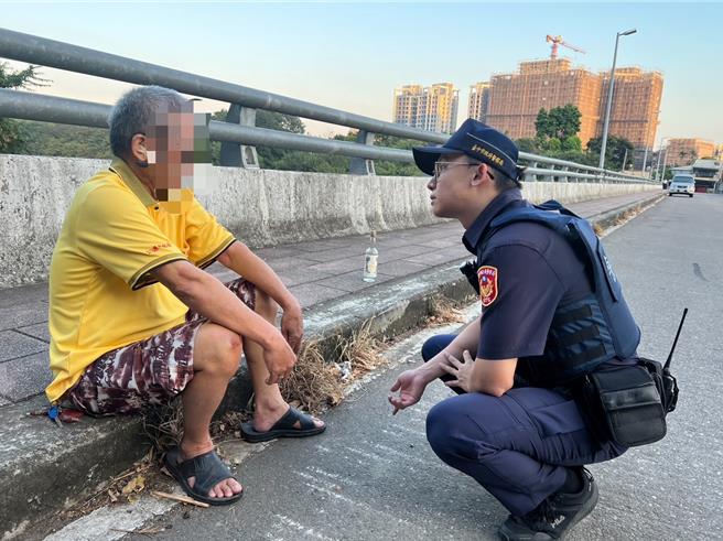 台中大里区75岁陈姓老翁遇爱情诈骗，悲愤离家，幸经警方展开地毯式搜索，终于在山区找到他，好言相劝，并带他下山就医。（雾峰警分局提供／冯惠宜台中传真）★《中时新闻网》关心您：饮酒过量，有碍健康。酒后不开车，安全有保障！