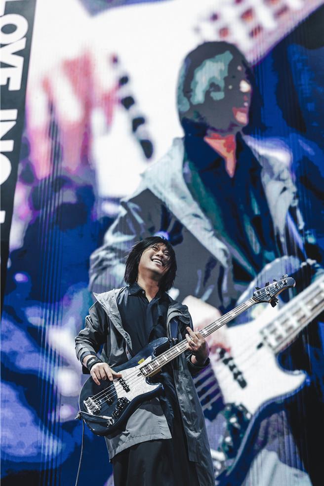 五月天玛莎不只贝斯弹的好，也很有笑果。（相信音乐提供）