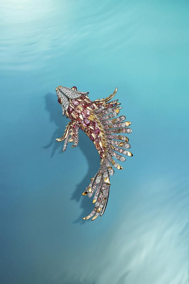 TIFFANY全新Blue Book系列魚躍光影 (Pisces)粉紅剛玉胸針，創作靈感源自Jean Schlumberger的設計風格。（Tiffany & Co.提供）