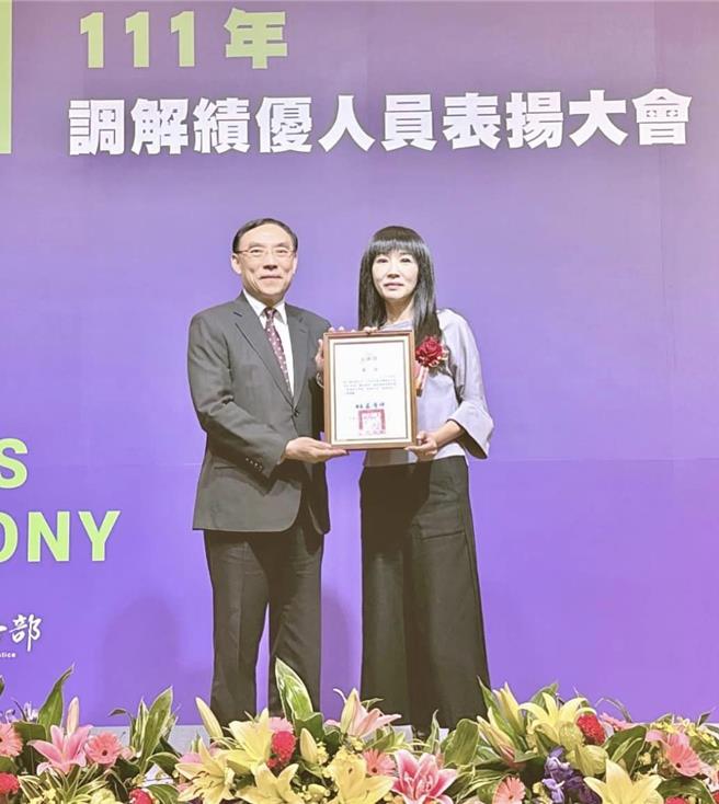 「林口阿姨」蔡淑君（右）日前再获调解案件绩优人员表扬，这是她连续12年获奖。（翻摄自蔡淑君脸书／吕健豪新北传真）