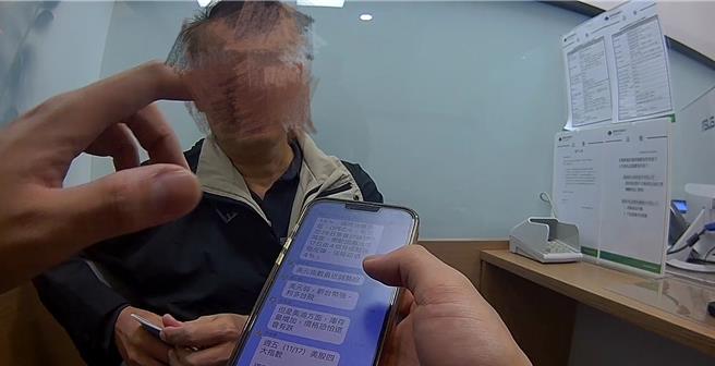56岁胡姓男子日前到金和路国泰世华银行要提领新台币450万元，所幸在银行行员及警方的联手劝阻下，成功阻止男子遭诈骗集团骗钱。（桃园市八德警分局提供／陈梦茹桃园传真）