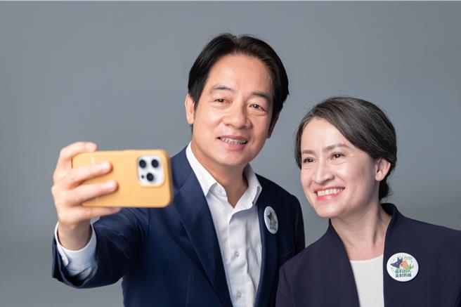 賴蕭配拍定裝照，賴清德見蕭美琴大讚：有看到你的美照。（賴清德競選總部提供）