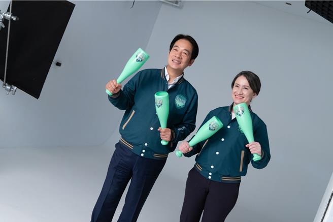 賴蕭配拍定裝照，賴清德見蕭美琴大讚：有看到你的美照。（賴清德競選總部提供）