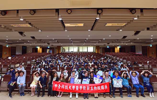 中臺科大师生、杰出校友与医凡企业大合影。(照片/中臺科大提供)